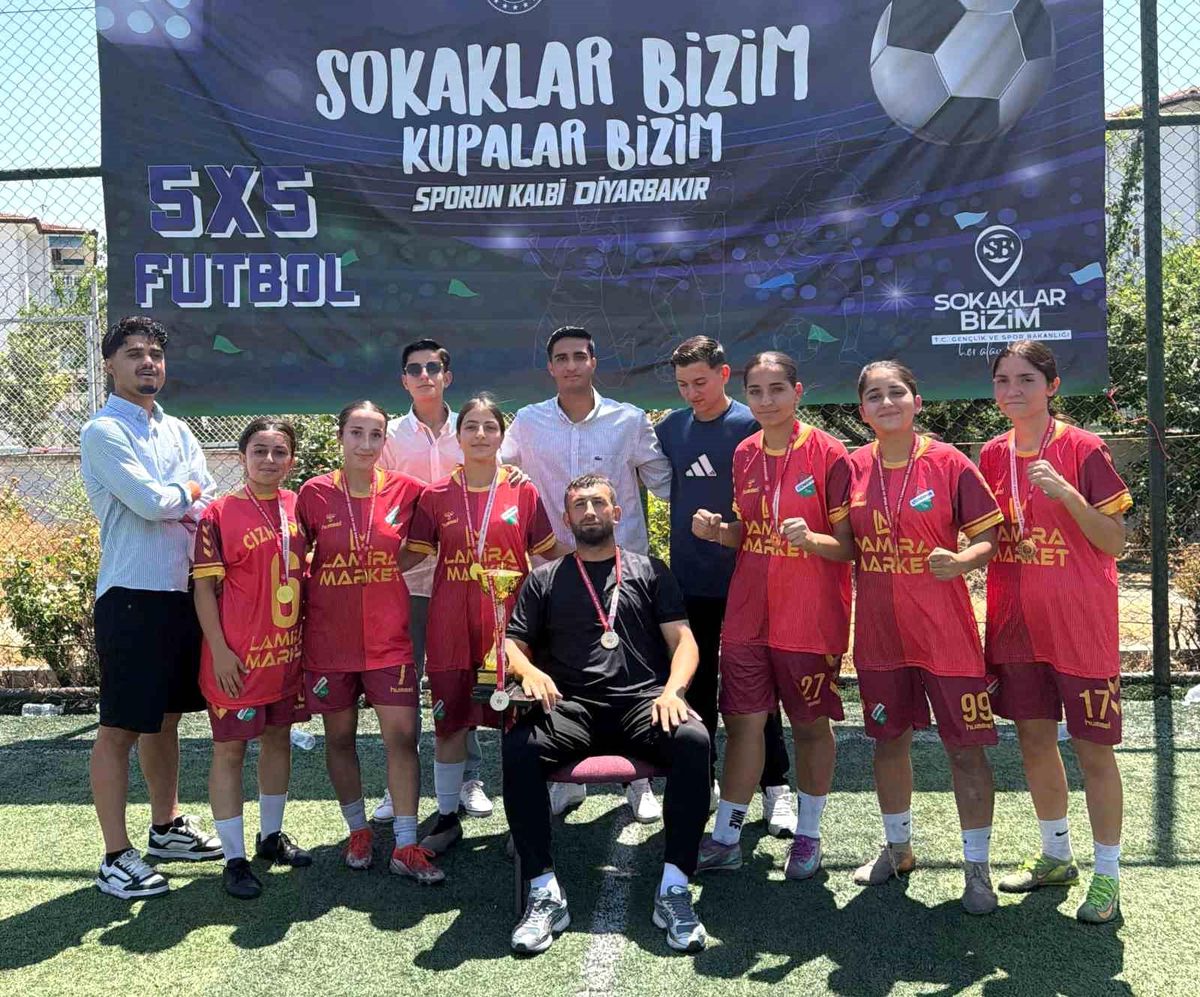 Cizre Spor Kadın Futbol Takımı oyuncuları ve teknik ekibi