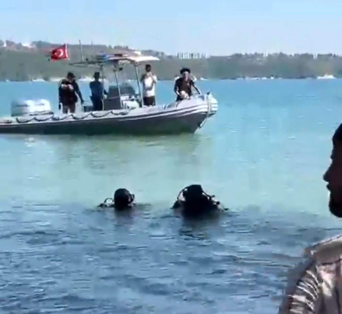 Dalgıç polisin dakikalarca süren mücadelesi sonuç verdi: Kalbi duran 8 yaşındaki çocuk hayata döndü