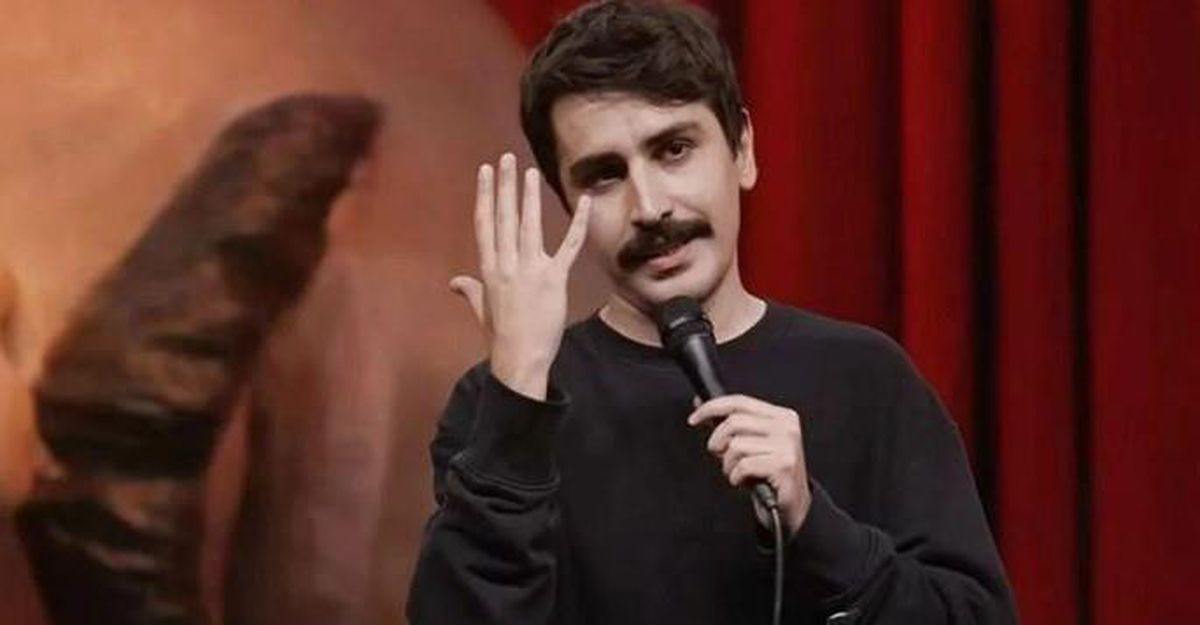 Komedyen Deniz Göktaş'ın portre fotoğrafı.