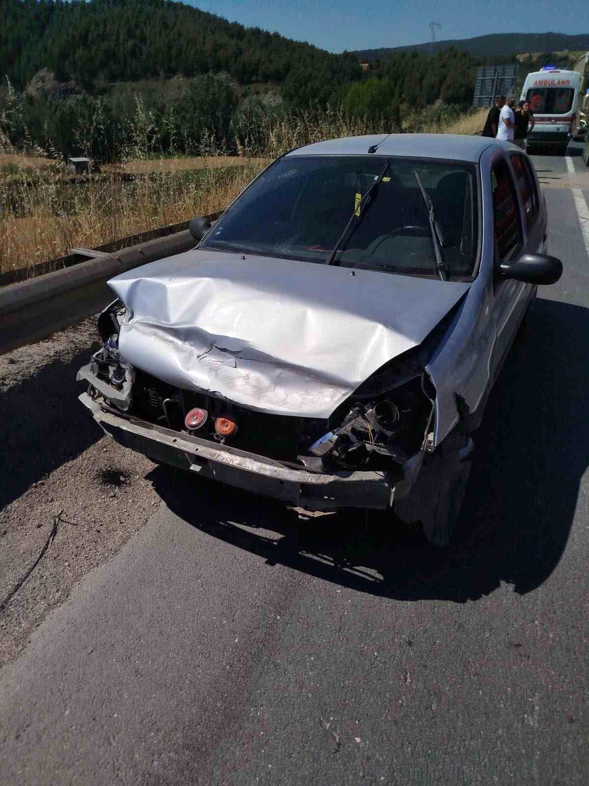 Direksiyon başında baygınlık geçiren sürücü refüje çarptı: 1 yaralı