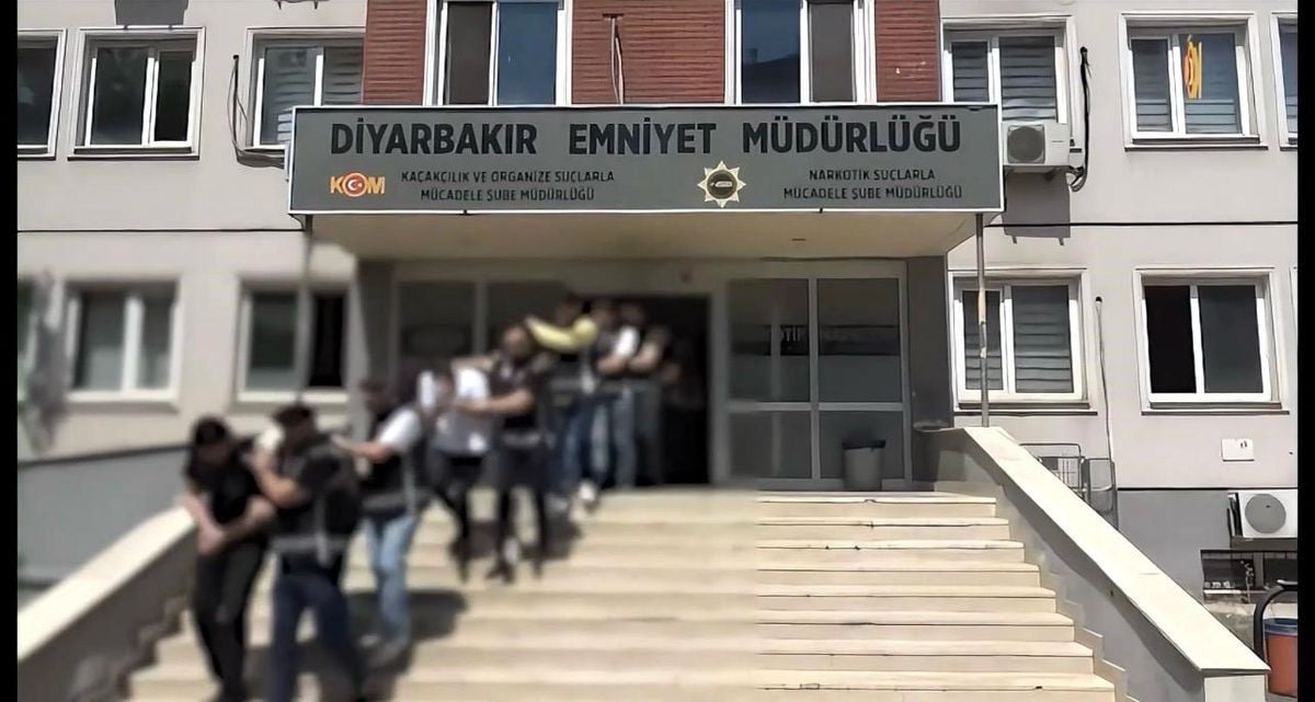 Diyarbakır'da suç örgütüne yönelik operasyon kapsamında polis ekiplerinin çalışmaları.