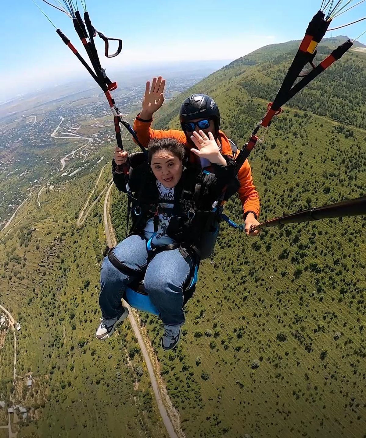 Down sendromlu Zekiye Bölükbaşı, Ali Dağı'nda yamaç paraşütü yaparken gülümsüyor.
