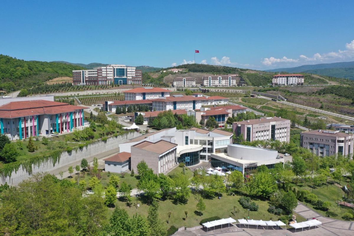 Düzce Üniversitesi tabelası ve kampüs binası