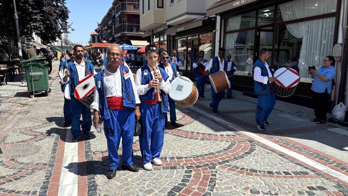 Edirne'de davul-zurna ekibinden esnafa Kırkpınar daveti