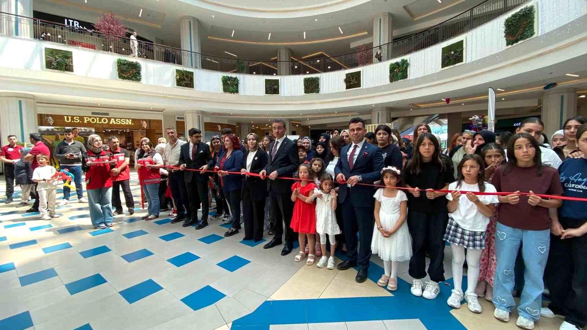 Erzurum'da koruyucu aile farkındalık sergisi yoğun ilgi gördü