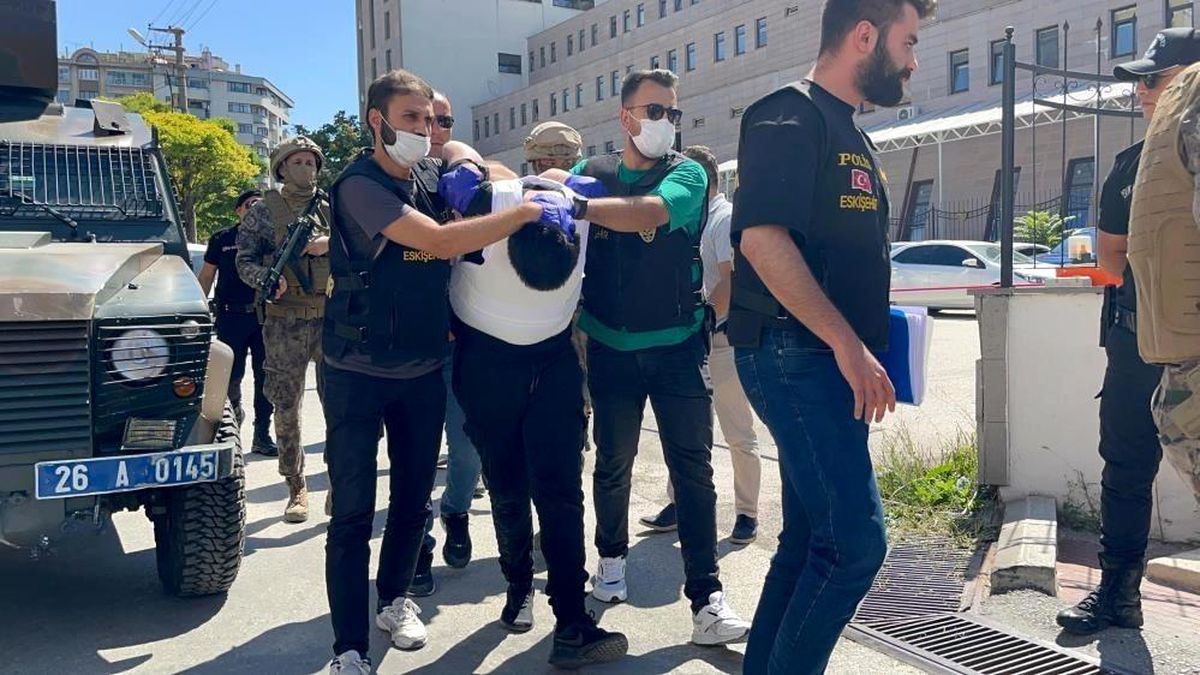 Eskişehir'de neo-Nazi sembolleri taşıyan saldırganın cezaevinde ölümüyle ilgili haber.