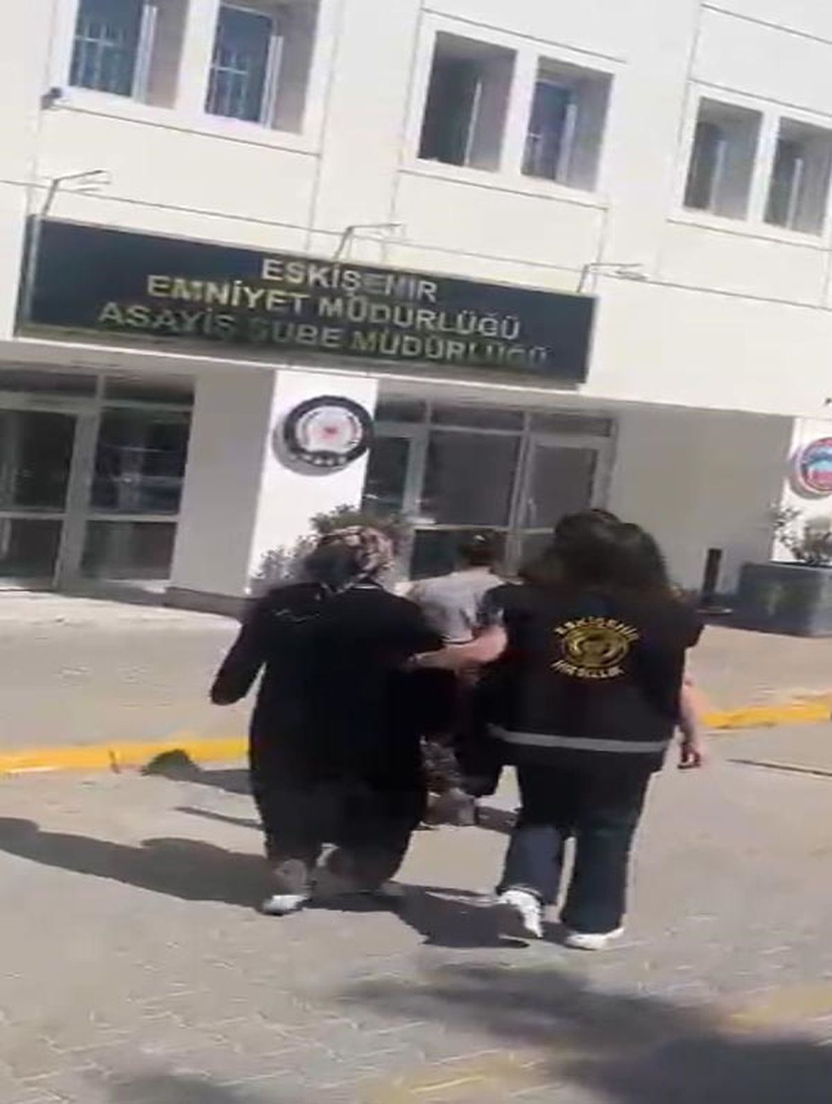 Evden 1,5 milyon liralık ziynet eşyası çalan 3 şüpheli yakalandı