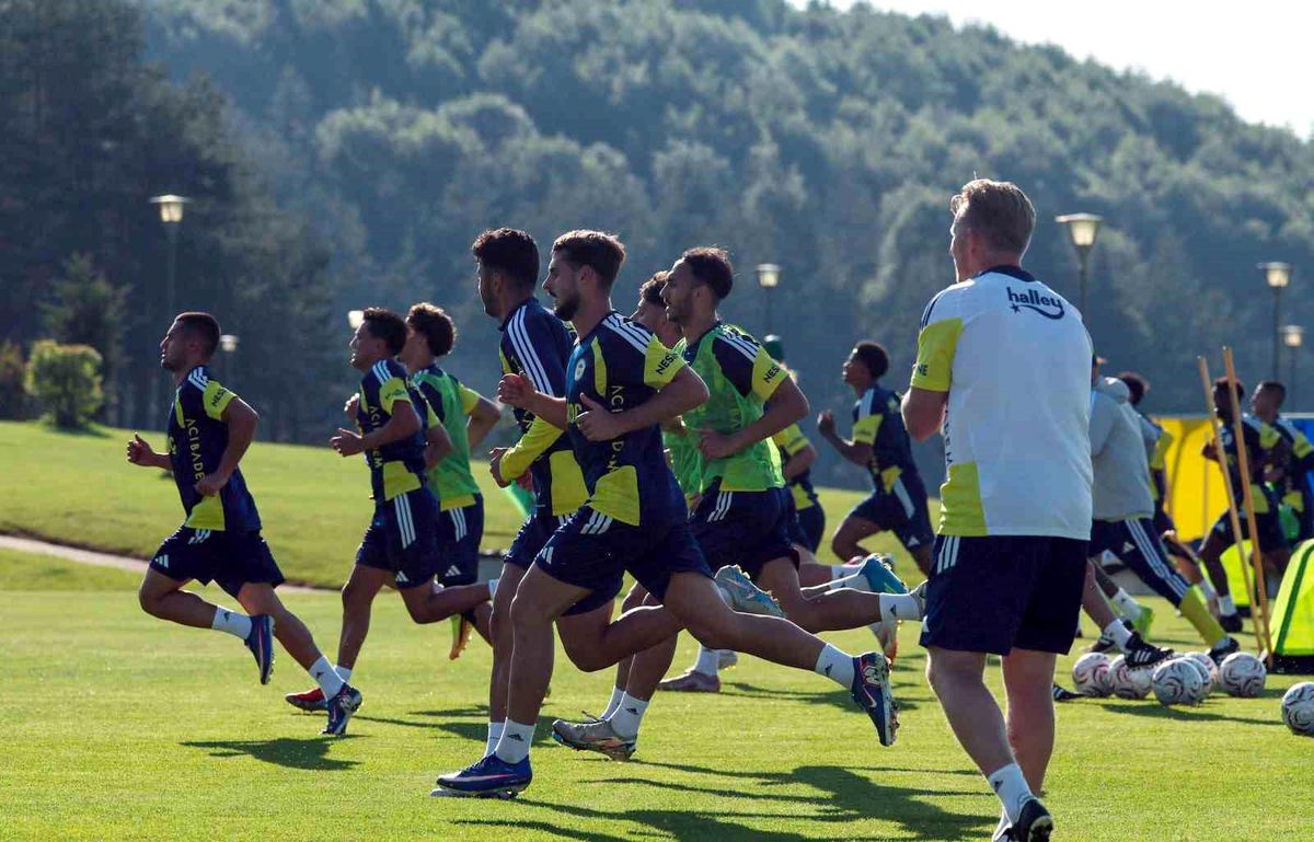 Fenerbahçe futbolcuları Topuk Yaylası'nda antrenman yapıyor.