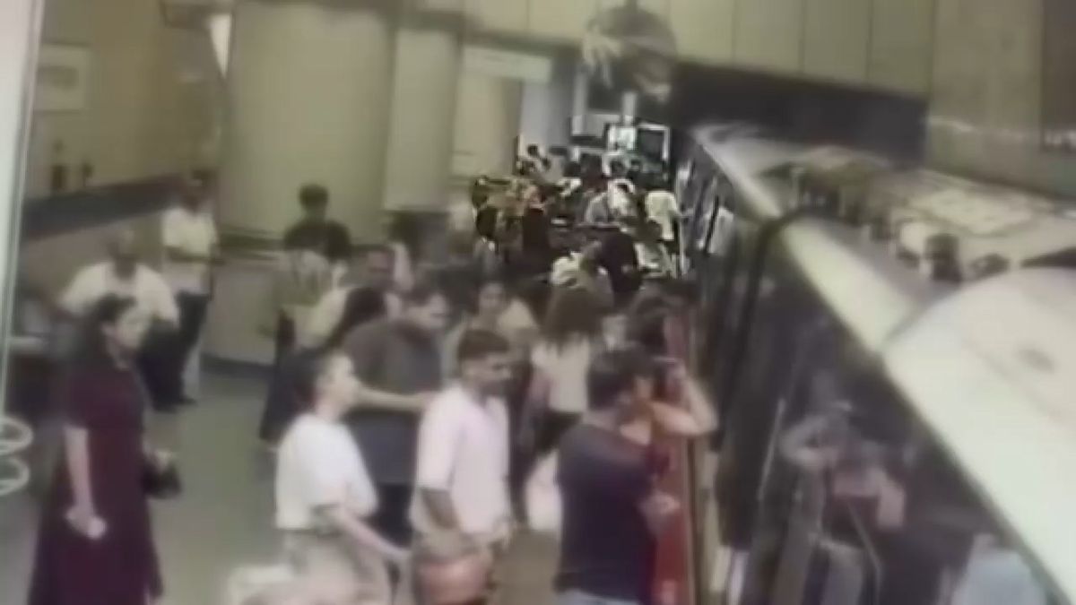 Gayrettepe Metrosu'nda cep telefonu hırsızlığı kamerada