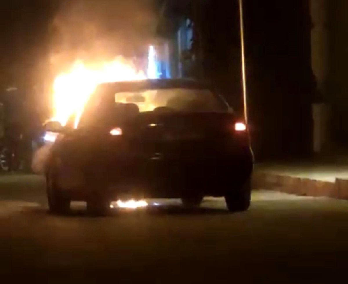 Gaziantep'in Oğuzeli ilçesinde alev alan otomobil