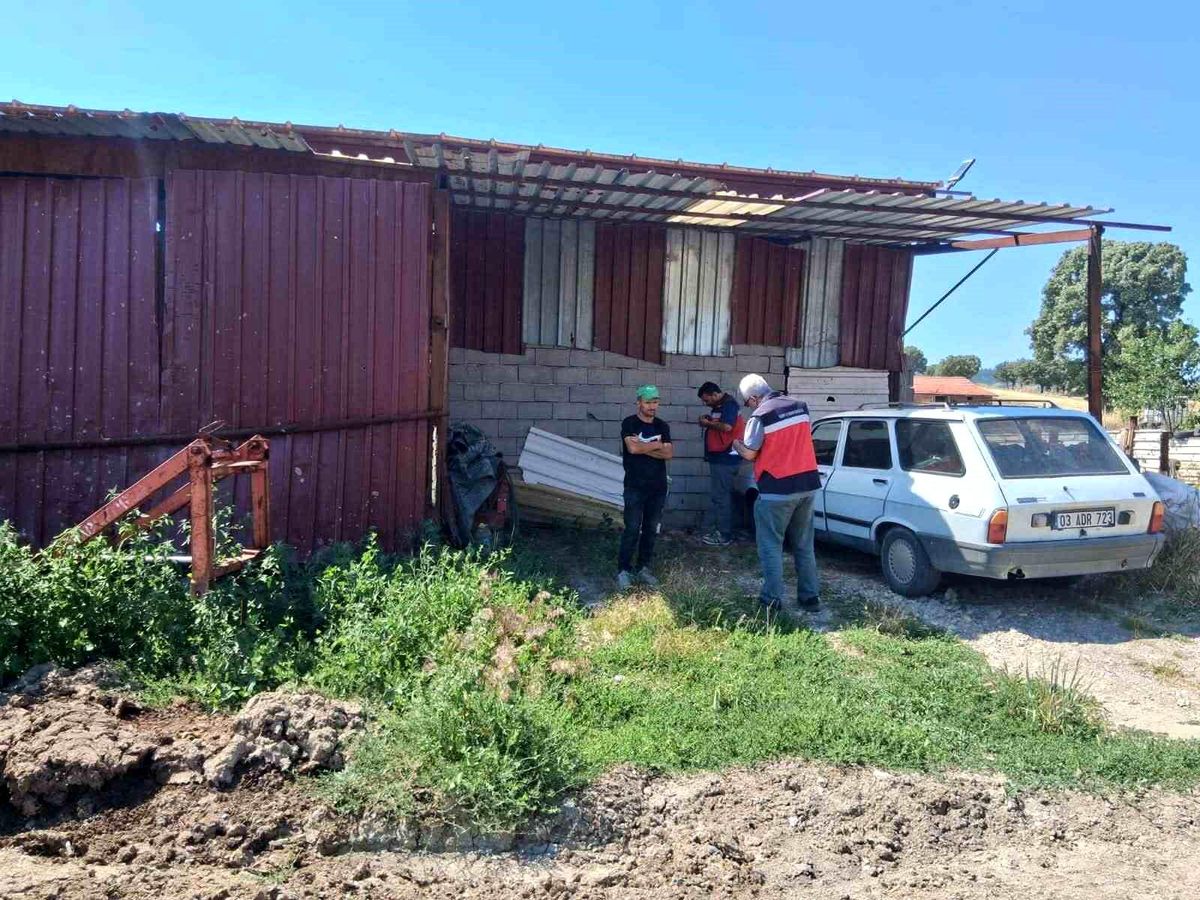Gediz'de hayvansal gübre deposu projesi için saha denetimi yapıldığına dair görsel.