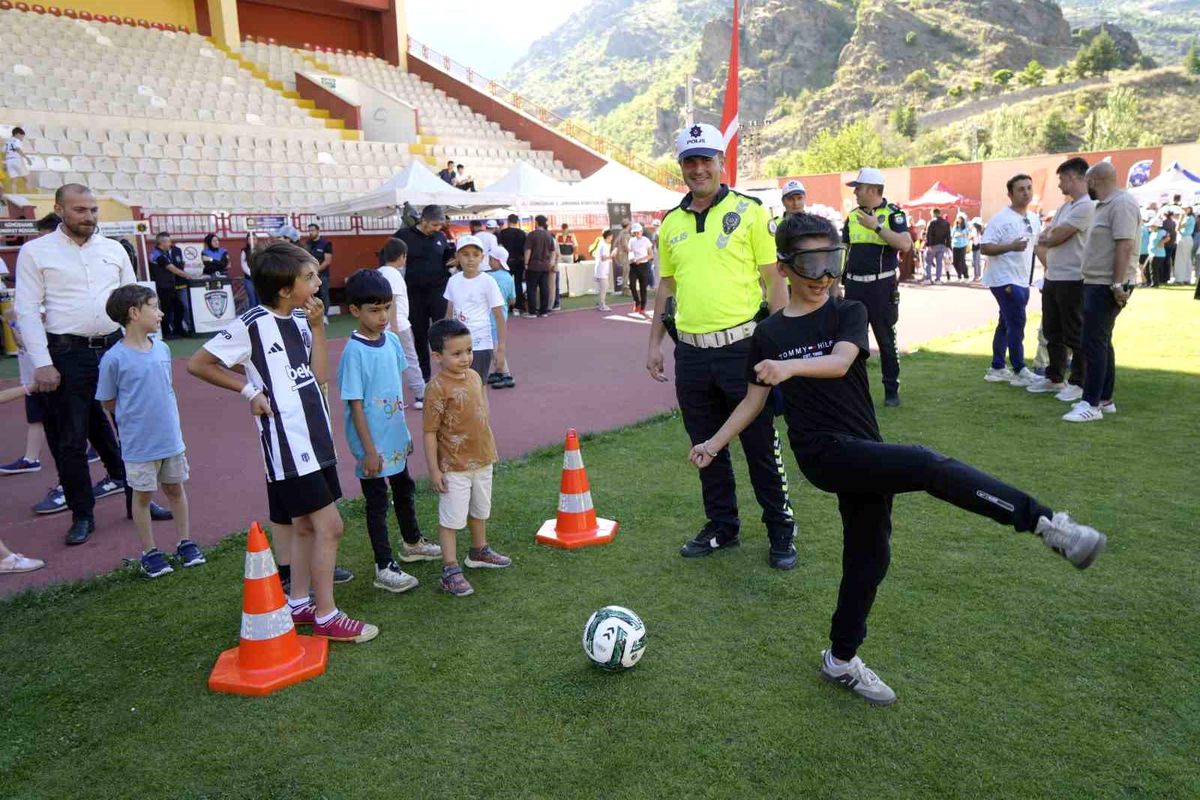 Gümüşhane'de düzenlenen spor şenliğinde çocukların şişme oyun parkurlarında eğlendiği an.