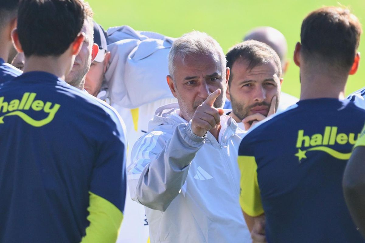 Fenerbahçe Teknik Direktörü İsmail Kartal, basın mensuplarına açıklama yaparken.
