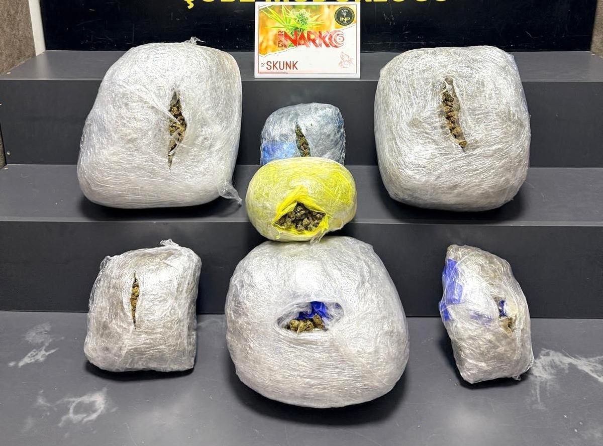 İzmir'de şüpheli araçtan 15 kilo zehir çıktı