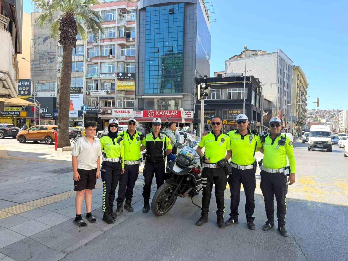 İzmir'in efsane trafik polisi emekli oldu: Son anonsunda elleri titredi