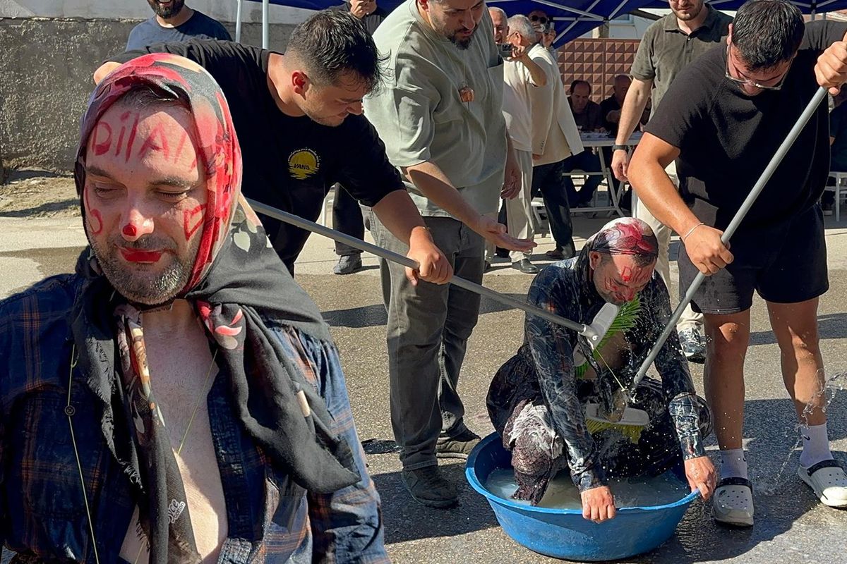 İşkence gibi eğlence! Şalvar giydirilip, boynuna çan takıldı, fırçayla yıkandı
