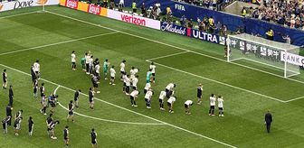 Japon futbolcular, Brezilya'ya elendiği için taraftarların önünde eğilerek özür diledi