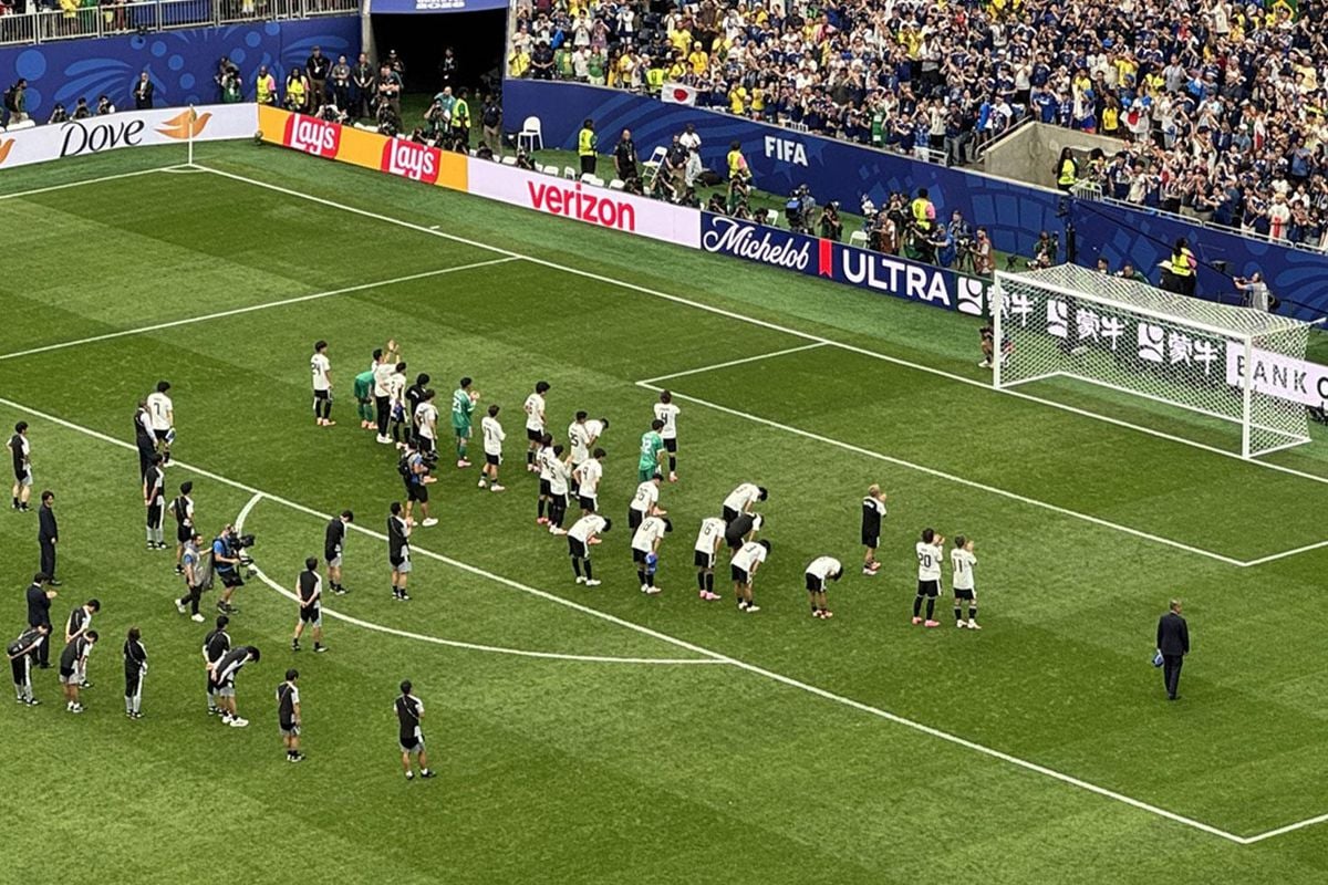 Japon futbolcuların taraftarlara eğilerek selam verdiği an.