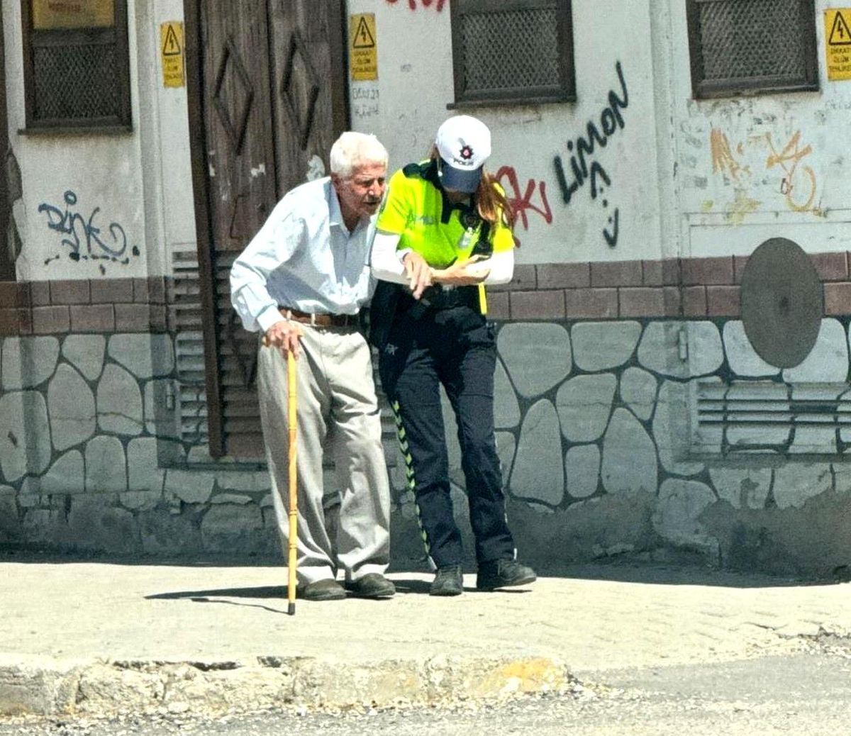 Kadın trafik polisi yaşlı vatandaşın yardımına koştu