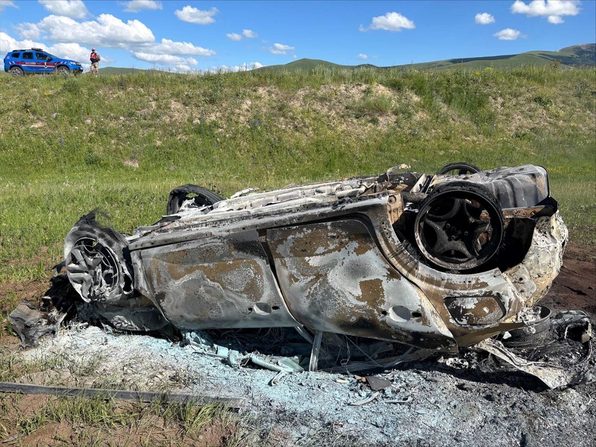 Kars'ta şarampole devrilip alev alan otomobilin sürücüsünü vatandaşlar kurtardı
