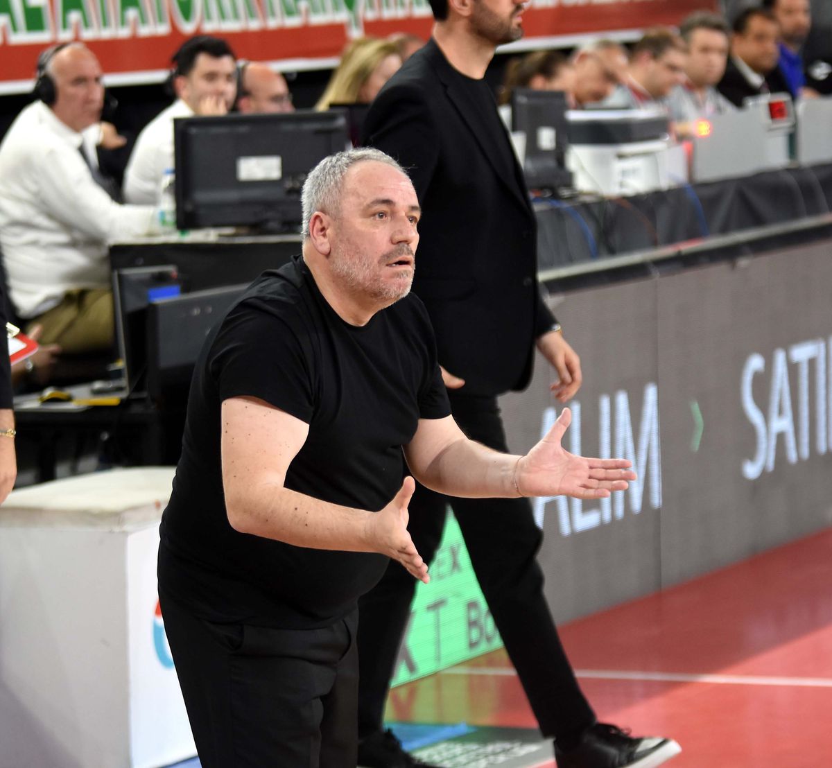 Karşıyaka Basketbol takımı antrenör görüşmesi