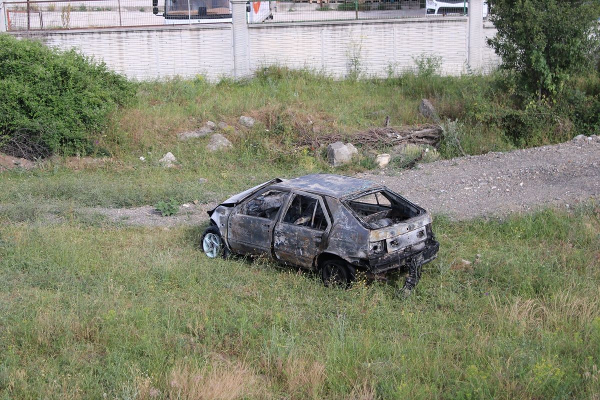 Kastamonu'da kamyonetle çarpışan otomobil alev aldı