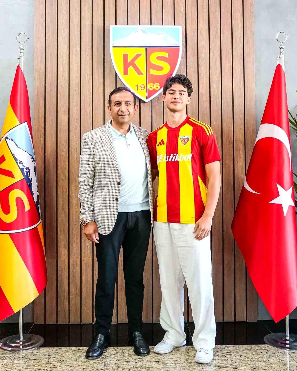 Kayserispor forması giyen Kayra Cihan sahada
