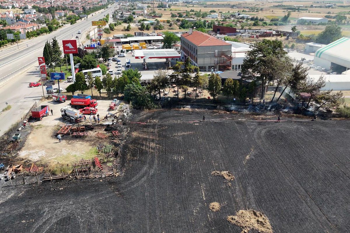 Buğday tarlasında çıkan yangın, akaryakıt istasyonuna sıçramadan söndürüldü