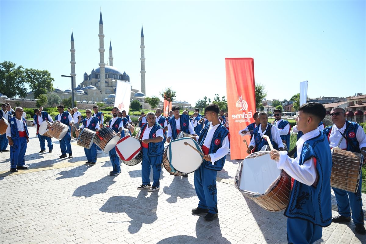 Kırkpınar davul zurna ekibi devlet ricalini marşlarla güreşlere davet etti