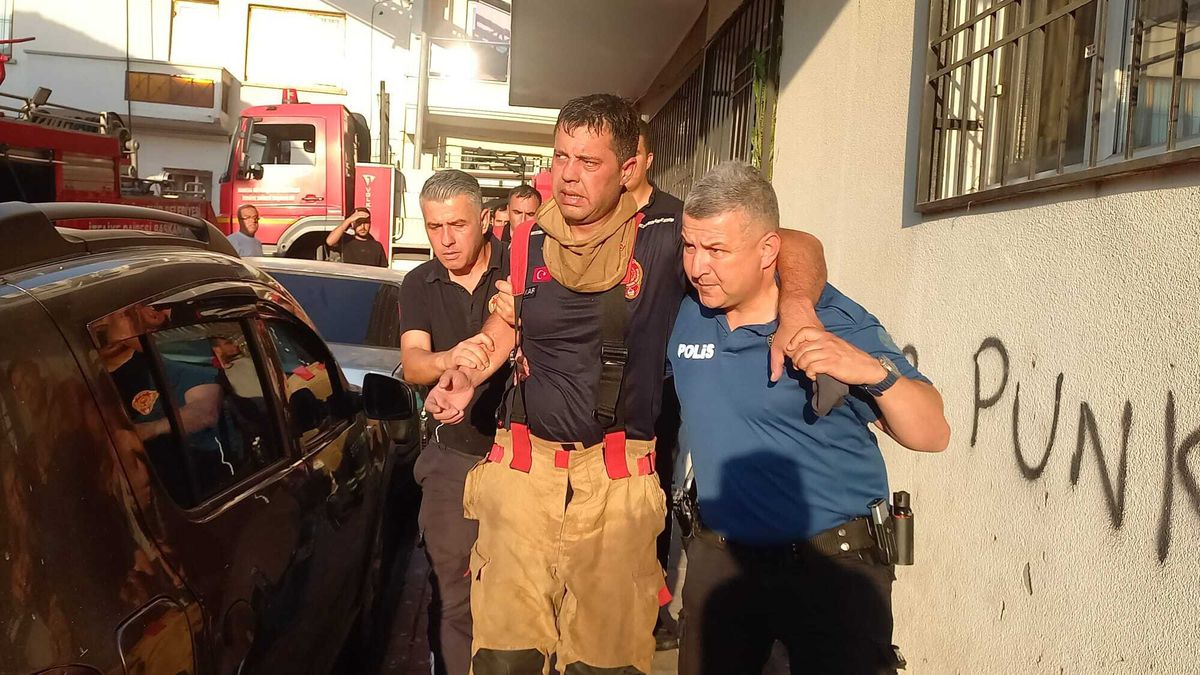Manisa'da itfaiye ekiplerinin yangına müdahale anı