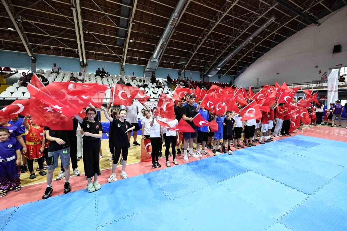 Manisa'da düzenlenen GSB Spor Okulları açılış töreninden bir görünüm