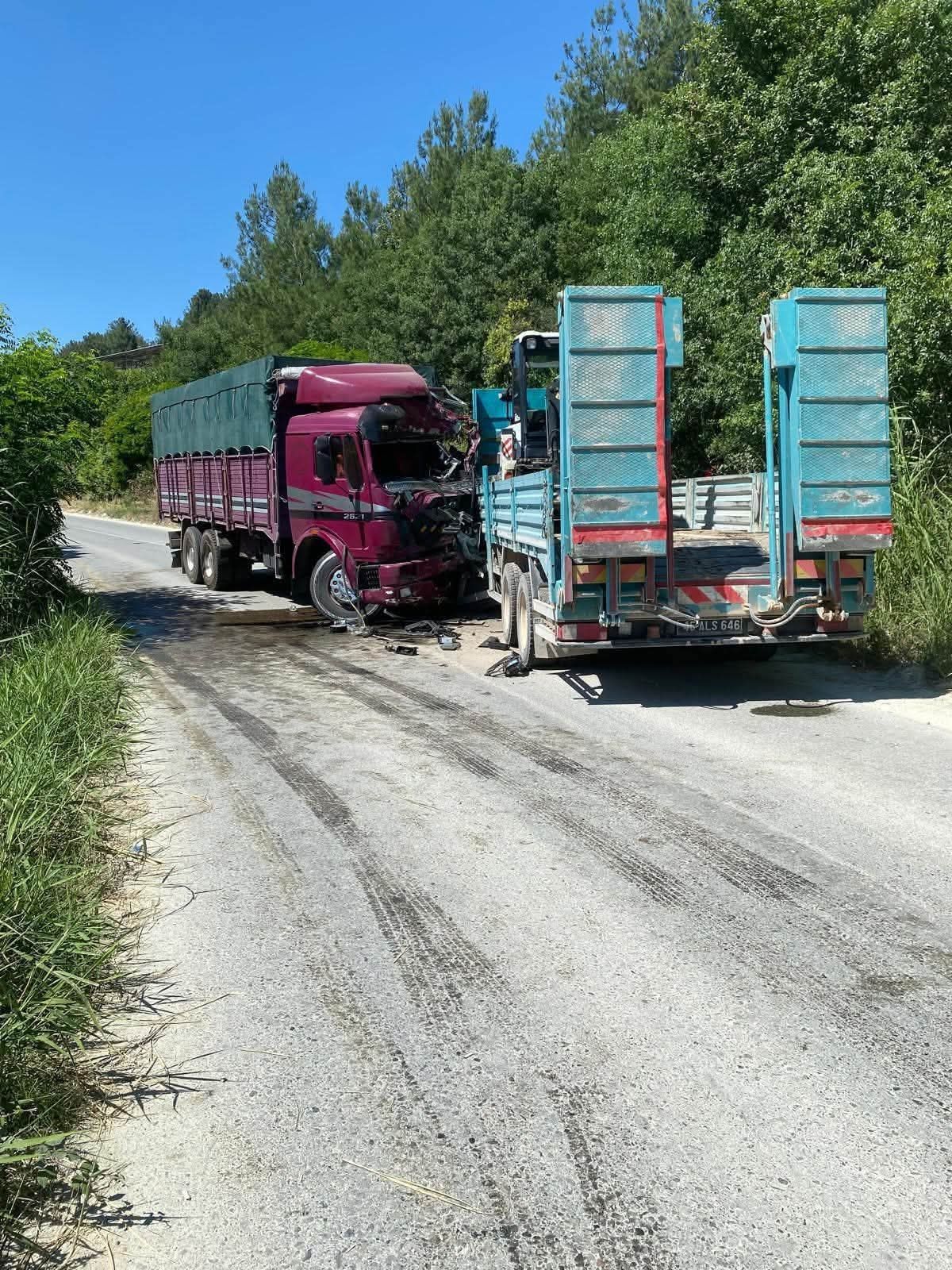 Manisa'da iki kamyonun kafa kafaya çarpıştığı kaza yerinden genel görünüm.