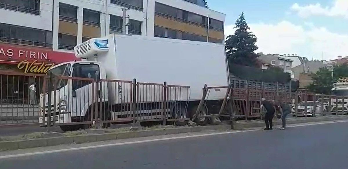 Eskişehir'de el freni çekilmeyen kamyonun refüje çarptığı kaza yerinden genel görünüm
