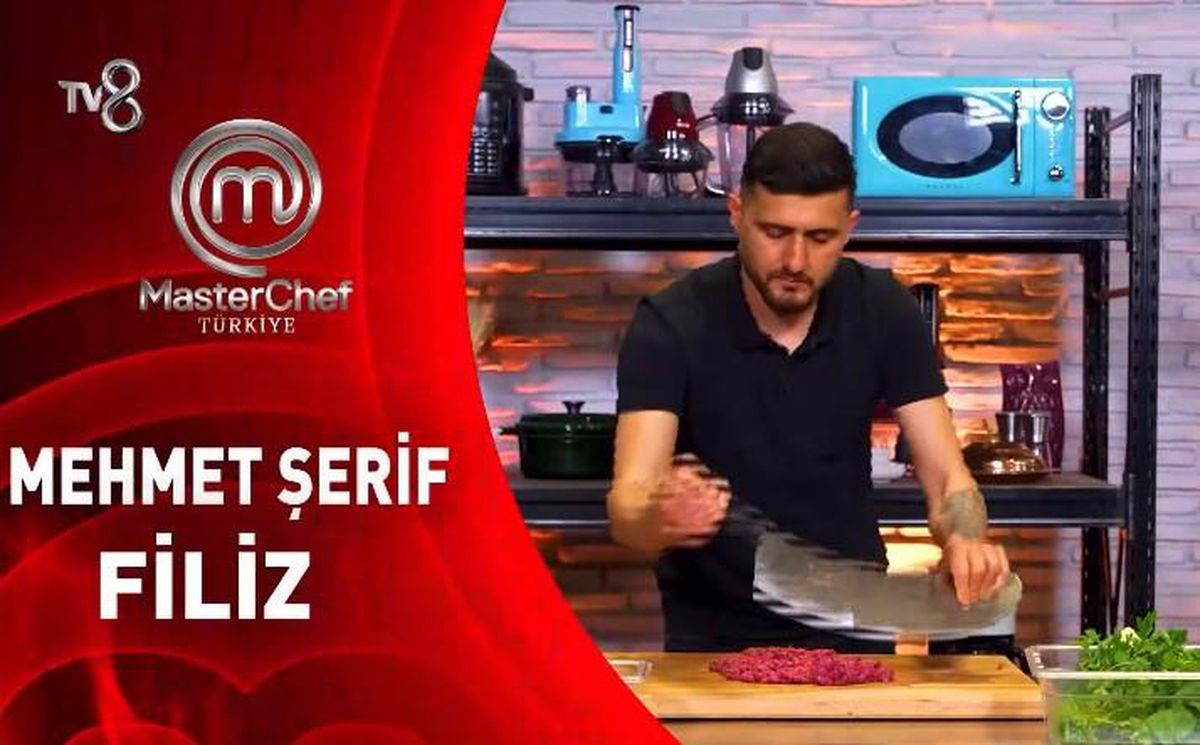 MasterChef 2026 yarışmacısı Mehmet Şerif Filiz'in mutfaktaki bir görüntüsü.
