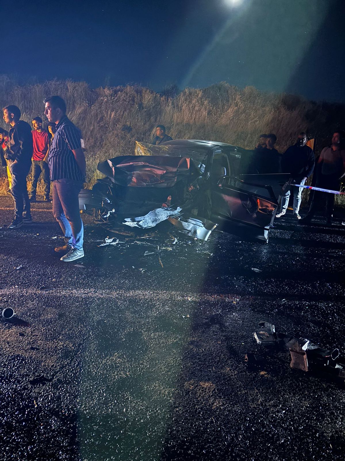 Nevşehir'de iki otomobilin karıştığı trafik kazasında yaralananlara sağlık ekiplerince müdahale ediliyor.