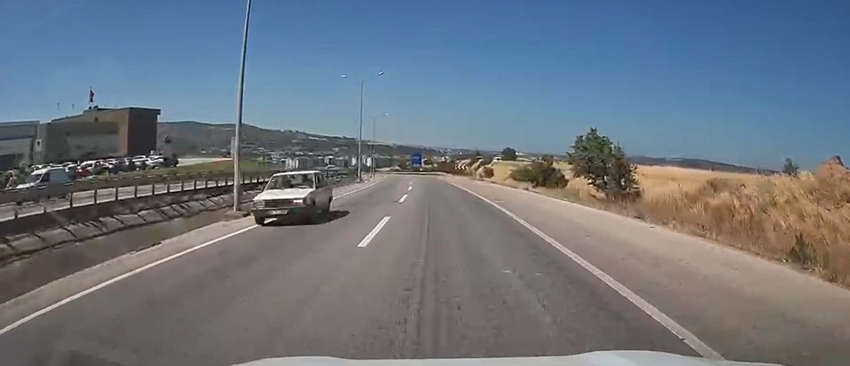 Otomobiliyle ters şeritte ilerleyen sürücü trafiği tehlikeye attı