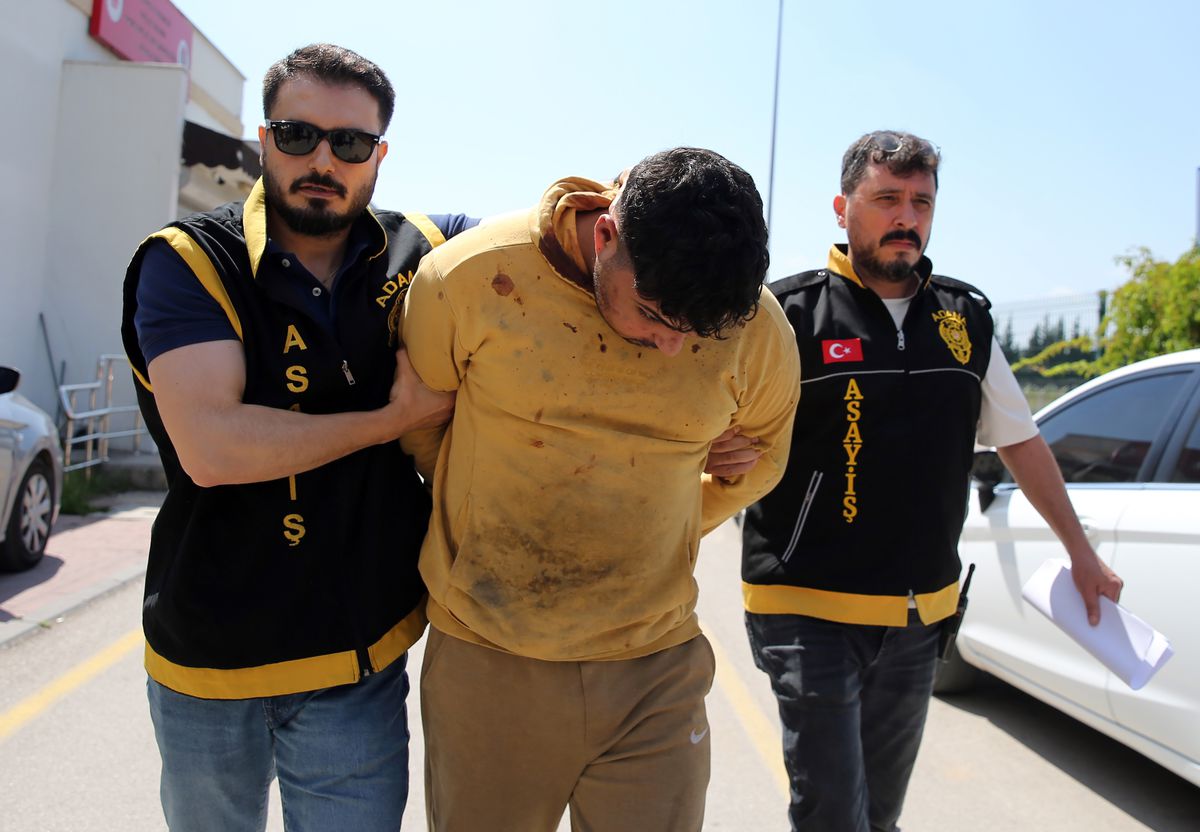 Polis memurunu, atıldığı gece kulübüne silahlı saldırı düzenlerken vurmuş