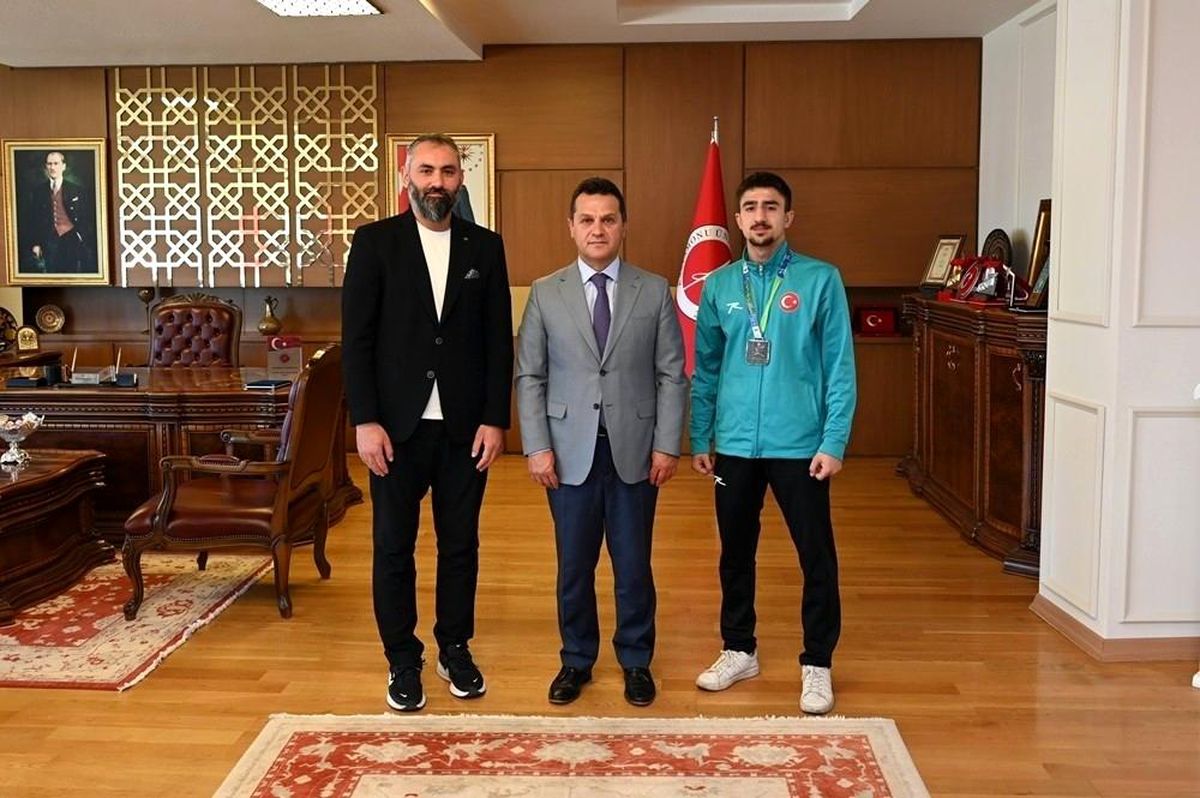 Kastamonu Üniversitesi öğrencisi Hüseyin Eren Küçükoğlu'nun FISU Dünya Şampiyonası'nda kazandığı madalya ile Rektör Prof. Dr. Ahmet Hamdi Topal ile birlikte çekilmiş fotoğrafı.