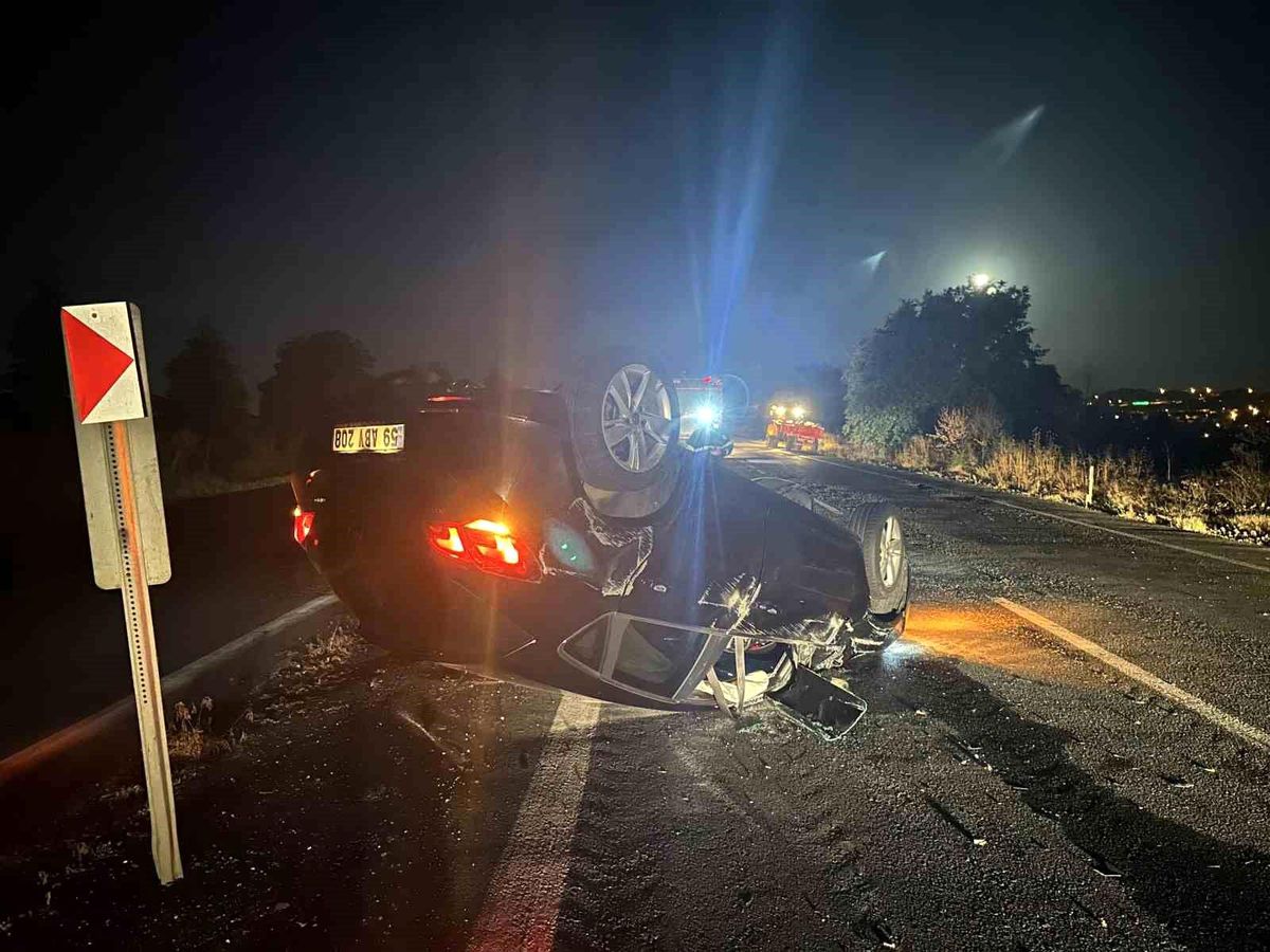 Tekirdağ'da bir otomobilin traktör römorkuna arkadan çarpıp takla attığı kaza yerinden genel görünüm.