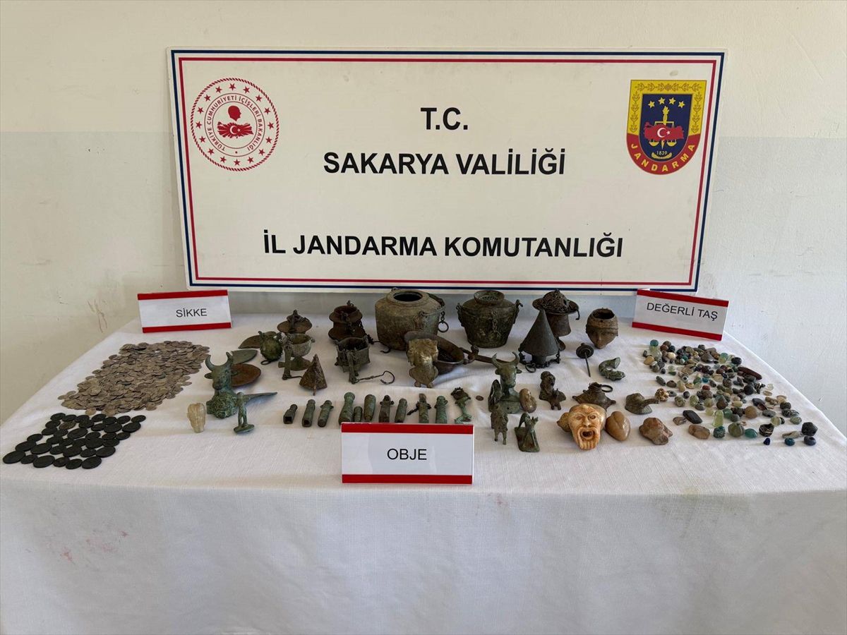Sakarya'da kaçak kazı operasyonunda 806 tarihi obje ele geçirildi