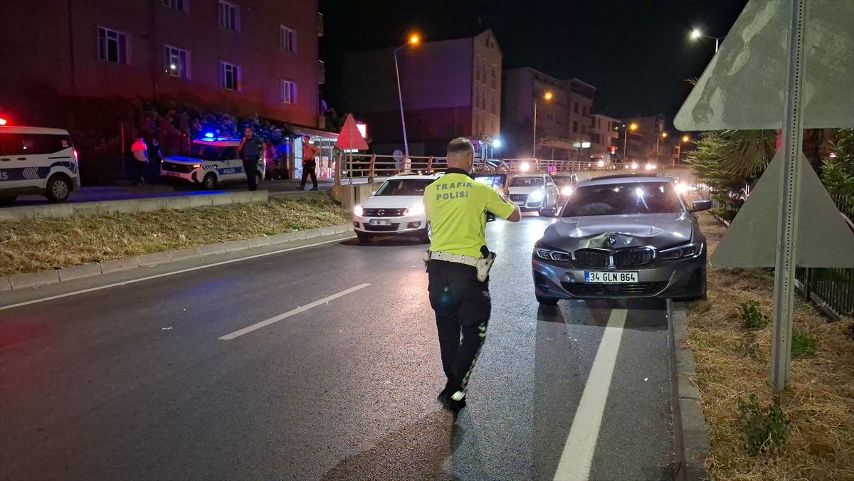 Samsun'da yolcu minibüsüne çarpan otomobildeki 3 kişi yaralandı