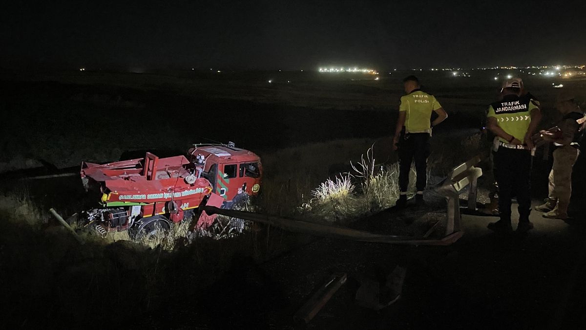 Siverek'te meydana gelen minibüs ve orman arazözü kazasında yaralananların ambulansa taşınması.