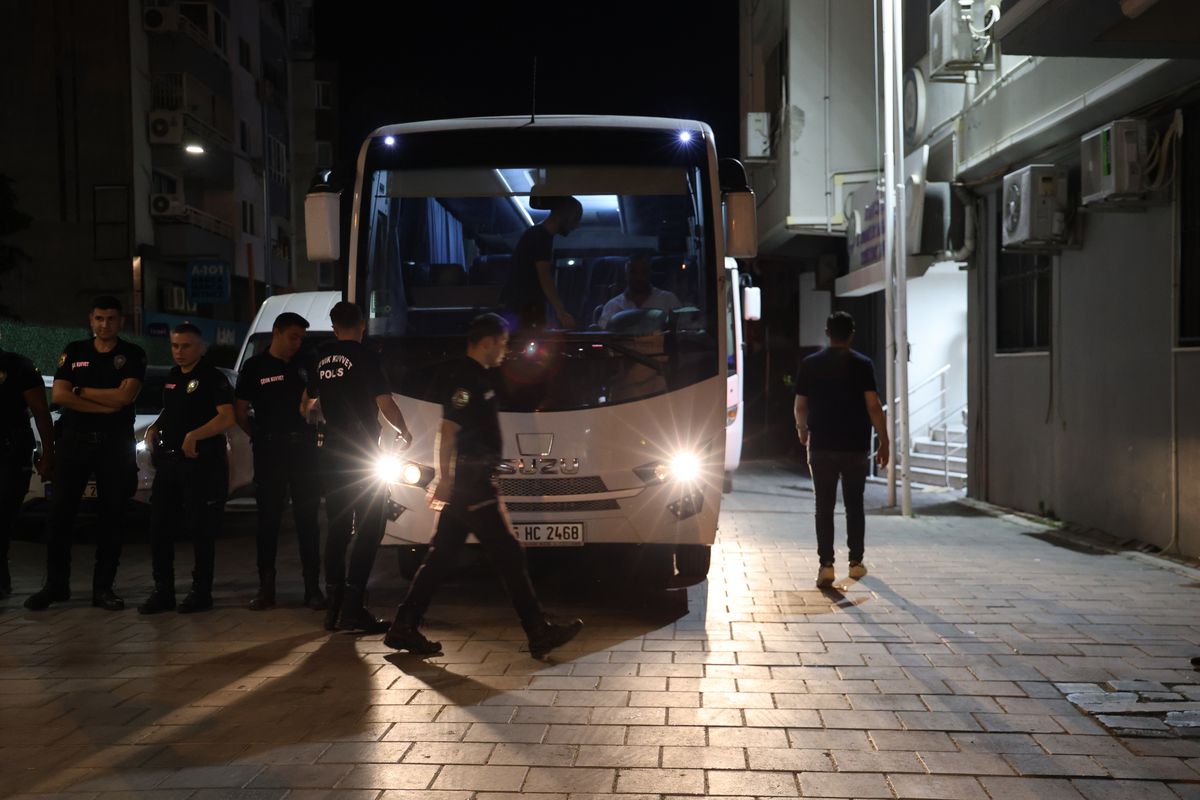 Seferihisar Belediye Başkanı İsmail Yetişkin ve diğer şüphelilerin adliyeye sevk edilmesi.