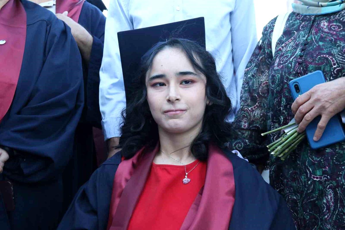 Serebral palsi hastası genç kız ikinci üniversitesinden mezun oldu
