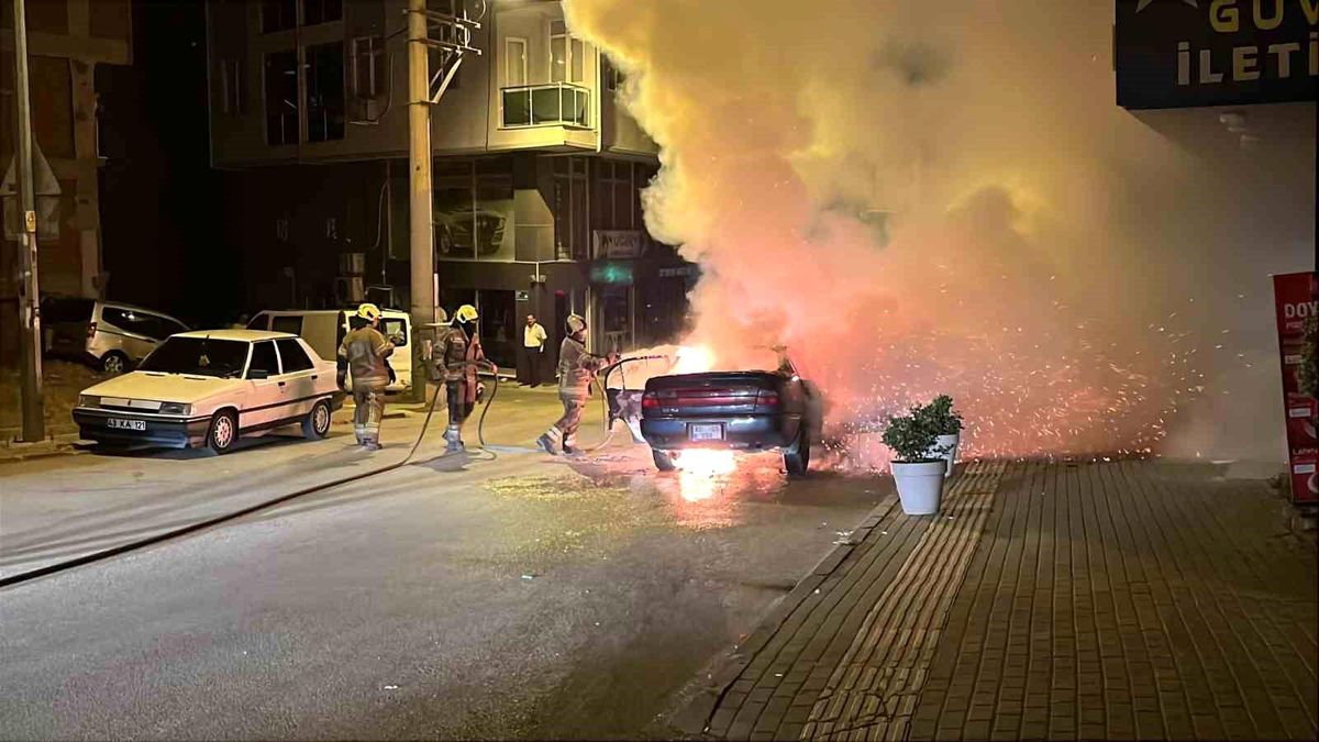 Bursa'da seyir halindeyken alev alan otomobil