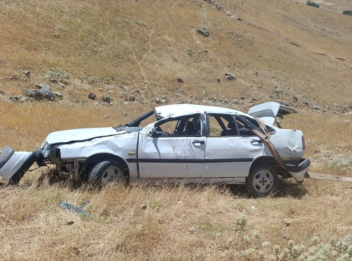 Siirt'te şarampole devrilen otomobildeki 3 kişi yaralandı