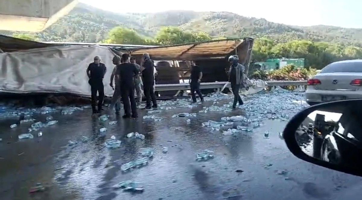 Su yüklü tır hızlı tren köprüsü ayağına çarptı : Sürücü hayatını kaybetti