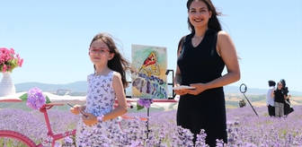 Tekirdağ'da 9 yaşındaki ressam lavanta tarlasının mor güzelliğini tuvale taşıdı