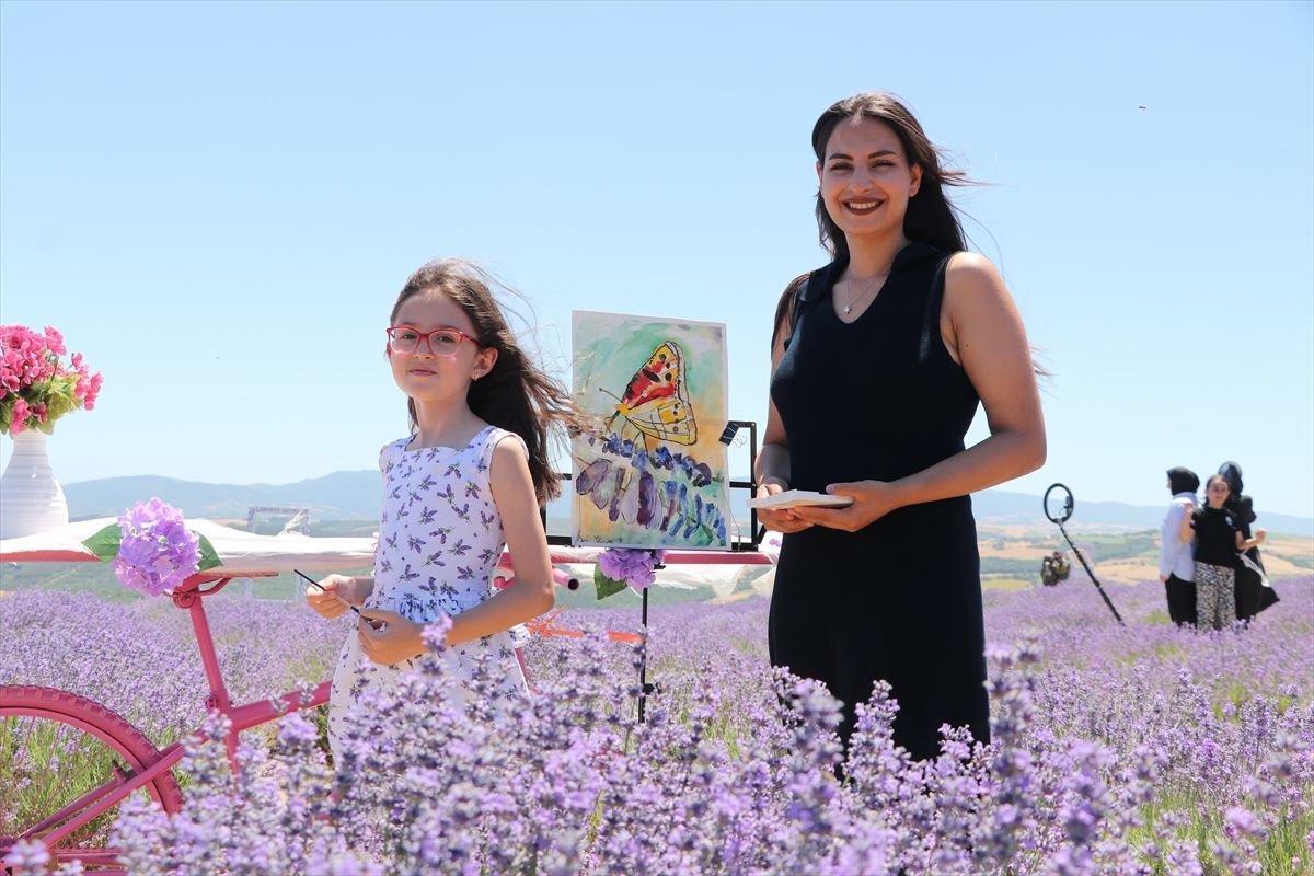 Tekirdağ'da 9 yaşındaki ressam lavanta tarlasının mor güzelliğini tuvale taşıdı