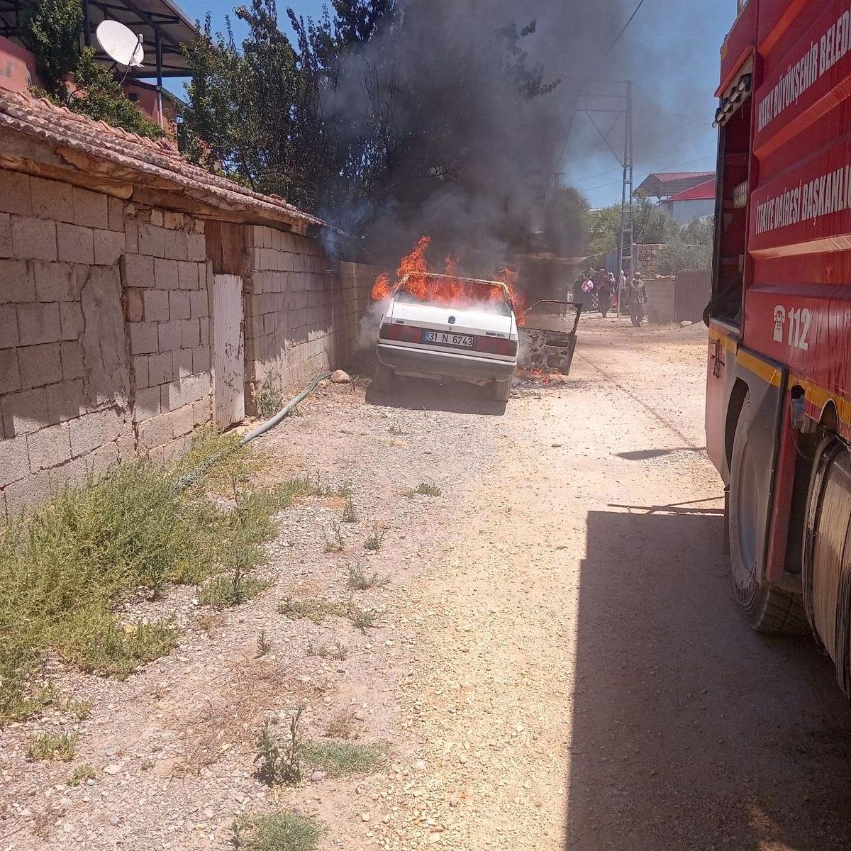 Hatay'ın Hassa ilçesinde park halindeki bir otomobilin alevler içinde kaldığı an.